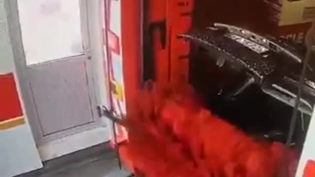Fermez bien votre bagnole avant de la passer au rouleau