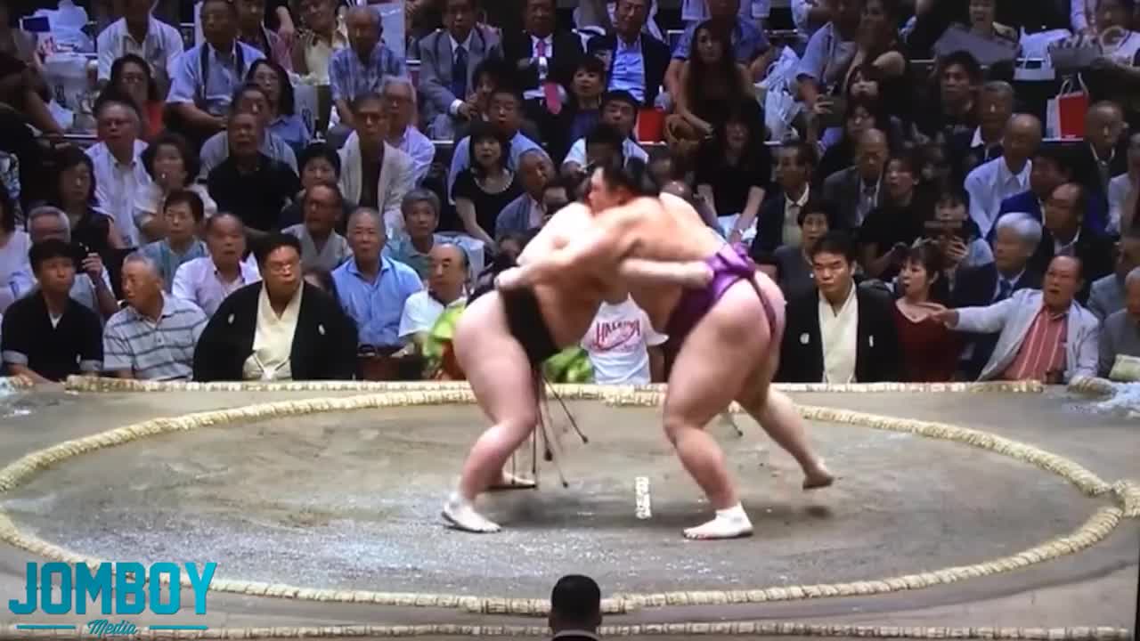 Sumo wrestler falls and get a big cut on the Face