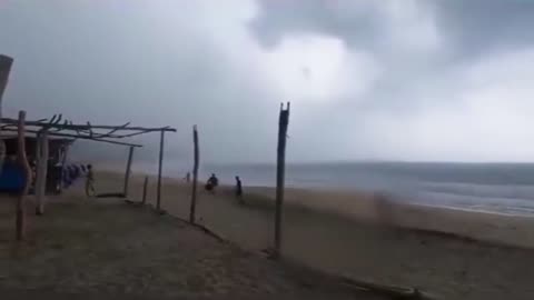 Caught On Tape 2 People Killed By Lightning On A Beach In Mexico