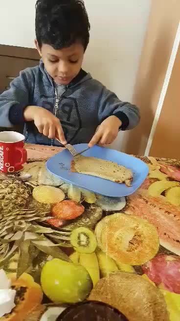 My son eats in crab