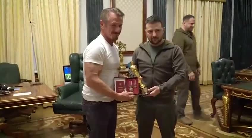 Sean Penn gives Zelensky one of his Oscars.