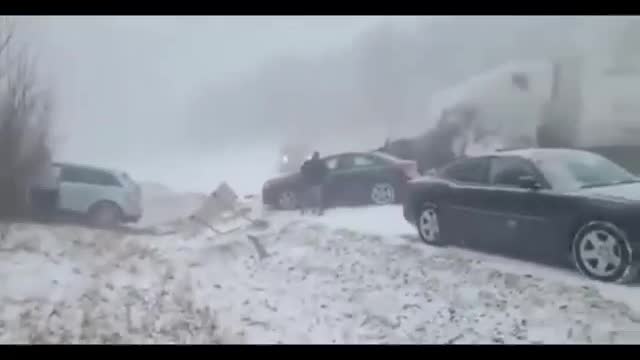 The scene of the scene of a series of car crashes in the snowy days of Pennsylvania, USA