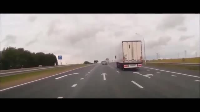 Car out of Nowhere - Shocking moment car crashes at high speed