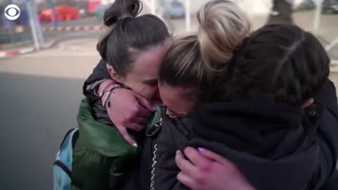 Relatives reunite in Romania after fleeing Ukraine