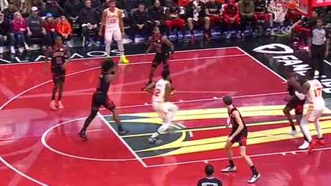 NBA - De'Andre Hunter RISES for the throwdown 😤