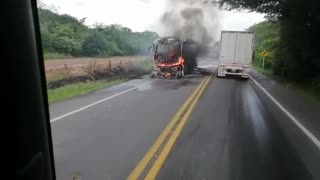 Falla eléctrica hace que bus se incinere