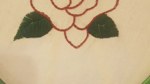 Rose embroidery hoop design // chain stitch flower embroidery.