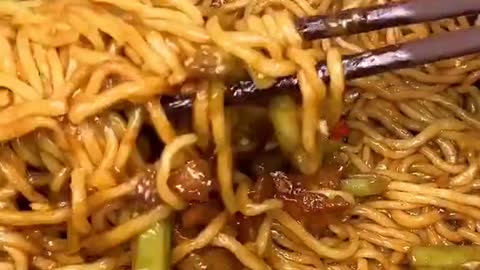 Delicious and simple braised noodles with beans and garlic