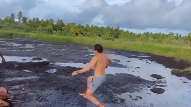 Persona desaparece en el lodo.