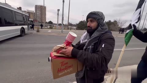 🚨WATCH: Palestine protesters blocking a Jewish community get hot coffee delivered to them by police