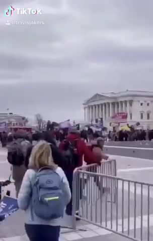 Capitol officer invites people get in