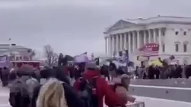 Capitol officer invites people get in