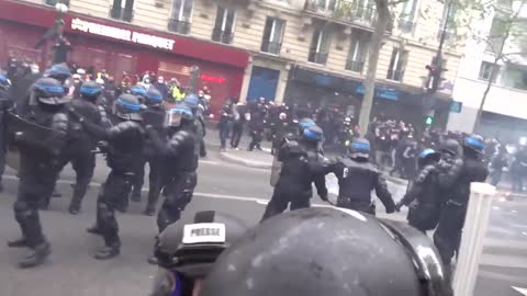 PARIGI 1° MAGGIO 2021 - SCONTRI TRA MANIFESTANTI E POLIZIA