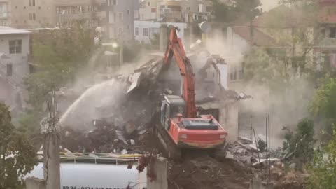 The house fell on the excavator. The shocking destruction of the building