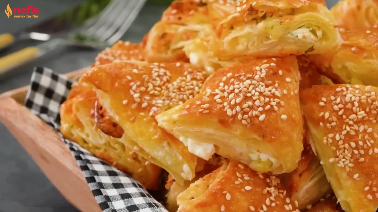 SADECE 3 YUFKAYLA 5 Dakikada Fırına Atmalık Üçgen Börek