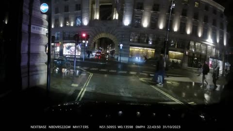 UK cab driver kicks out an antisemitic client, after an unhinged rant by the passenger
