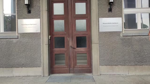 Russophobie Faschisten entfernen Fahnen und benennen Museum Berlin-Karlshorst um