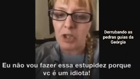 Enfermeira com mestrado rasgando o verbo