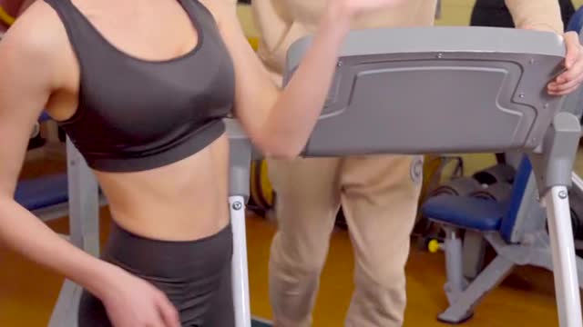 Funny Video Of Man and Woman in Gym