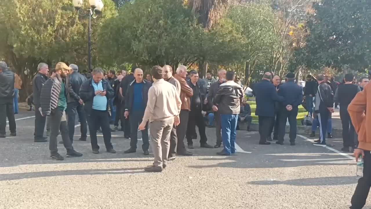 У здания администрации Аслана Бжания собрались сторонники власти