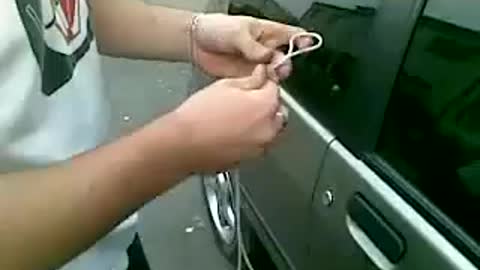 Man Opening Locked Car With Shoe Laces/(Thread)