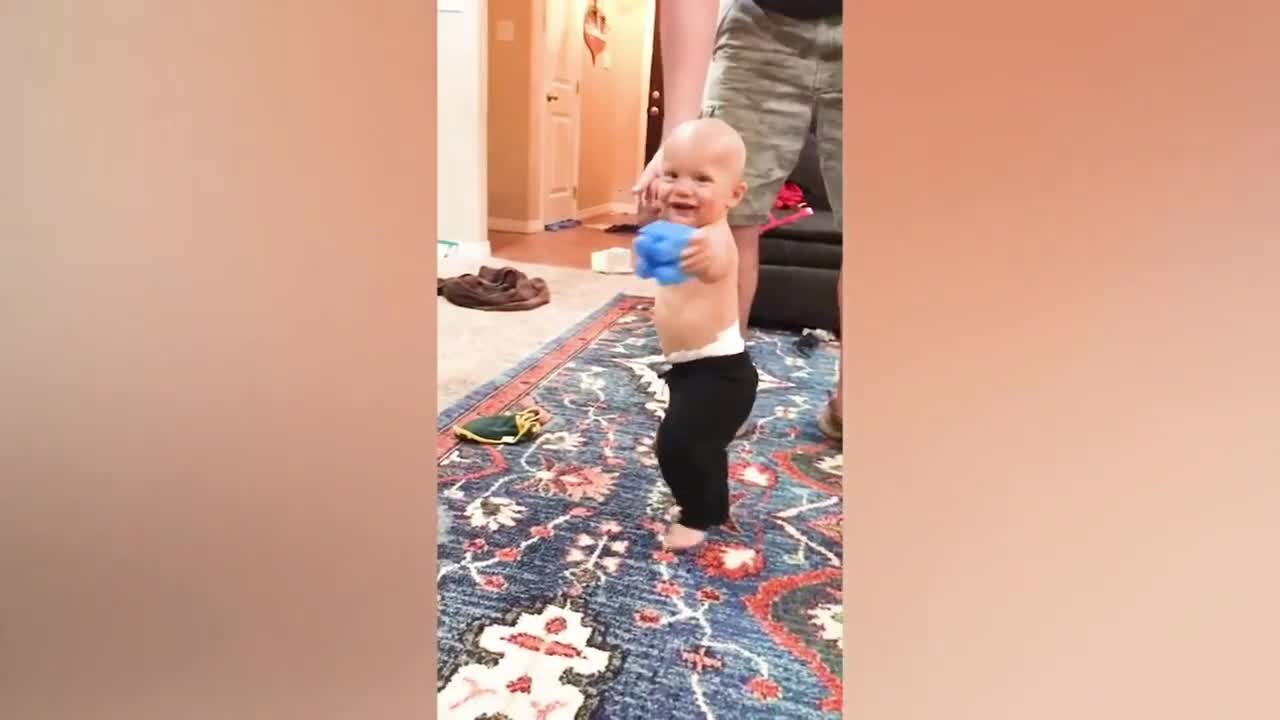 Mommy I'm walking! This baby walk for the first time 😍