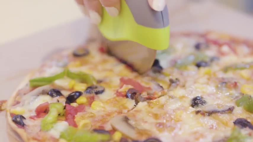 aMaZiNg Kitchy Pizza Cutter Wheel