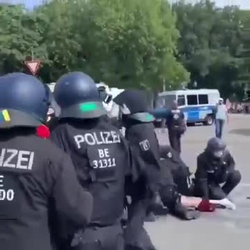 Polizeigewalt gegen auf dem Boden fixierte Frau, Berlin 2021