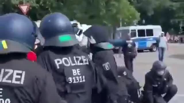 Polizeigewalt gegen auf dem Boden fixierte Frau, Berlin 2021