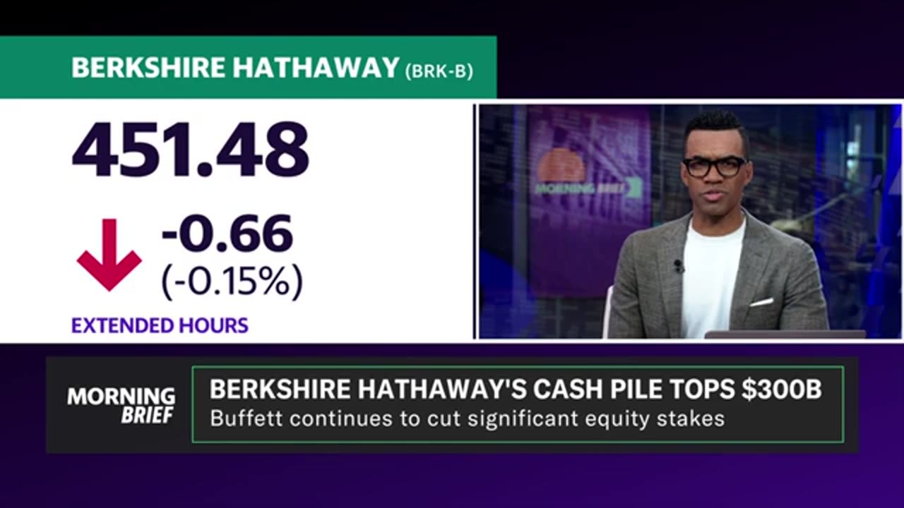 Why Berkshire Hathaway is holding a record $325B in cash