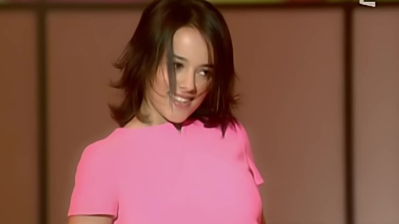 Alizée - J'ai Pas Vingt Ans (Top Pops France 06.18.2003) (Upscaled) UHD 4K