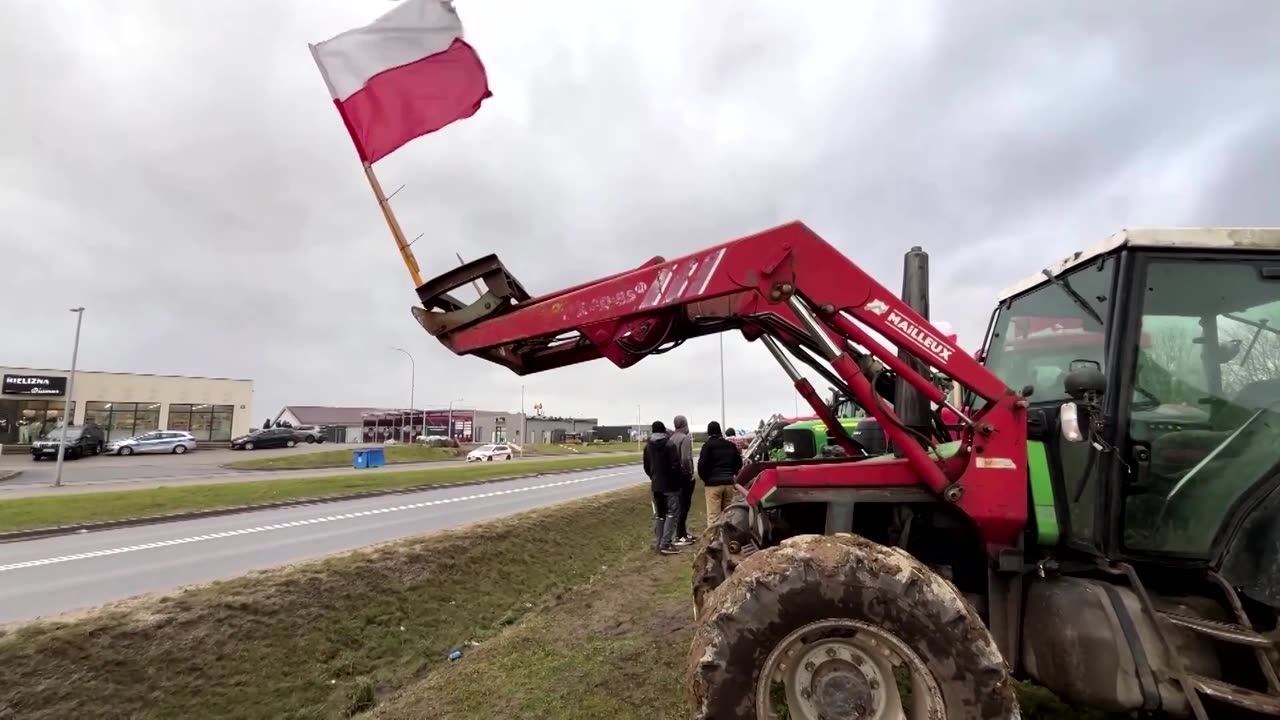 Polish farmers block main roads in protest