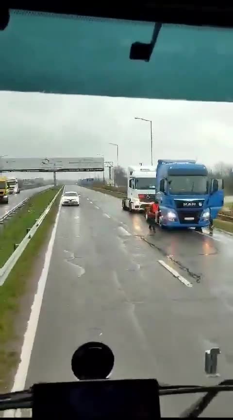 Ukrainians blocked the entry to Ukraine for Polish cars.