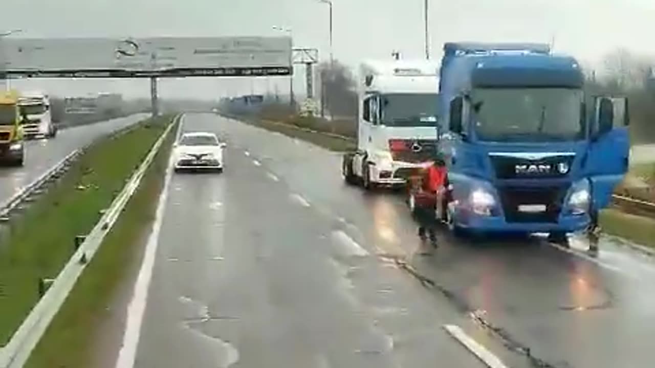 Ukrainians blocked the entry to Ukraine for Polish cars.