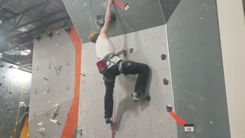 Friend forgets to clip while lead climbing (Frigid Flash Competition)