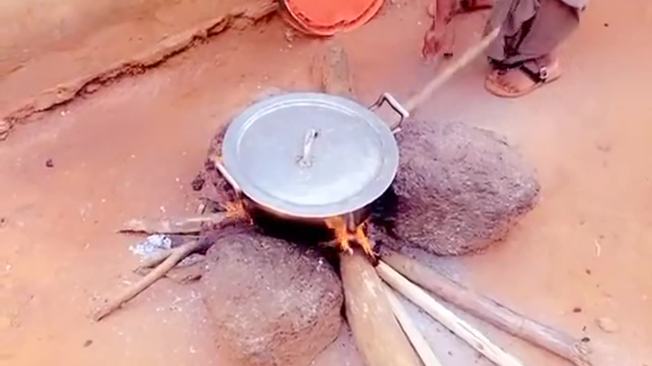 See how 4yrs child cooking yam for her sick mum 🤢😔