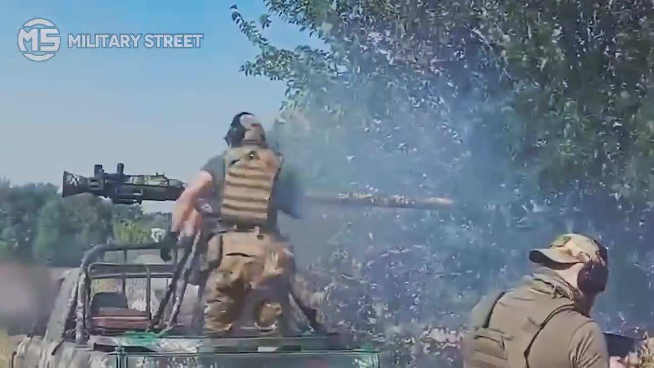 GoPro footage! Ukraine forces infiltrated from behind and attack Russian troops column in front line