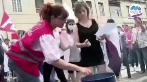 Caregivers burn their diplomas and throw their gowns in front of the Besançon hospital