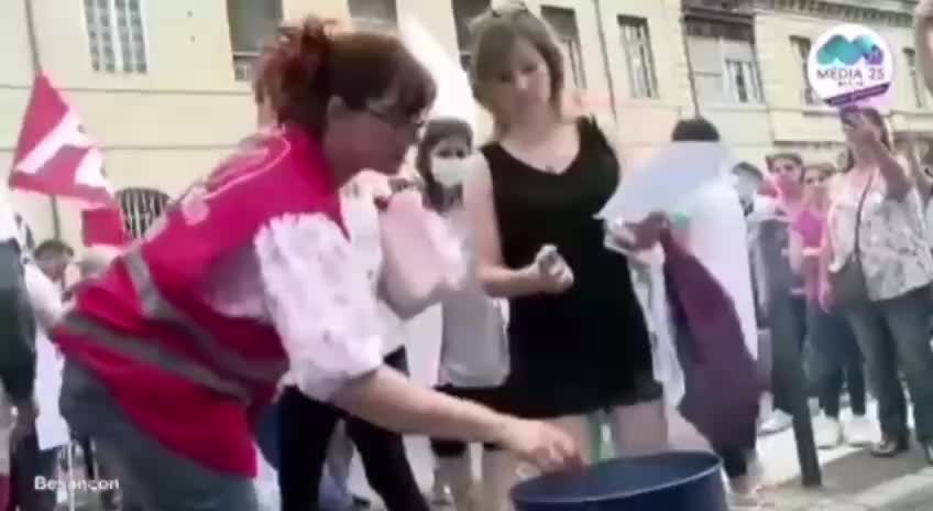 Caregivers burn their diplomas and throw their gowns in front of the Besançon hospital