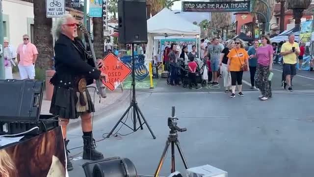 THE WEIRDEST CELLO STREET PERFORMER that I've ever seen