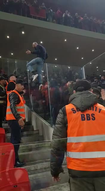 Perplaset tifozet italiane me ate shqiptare ne Air Albania