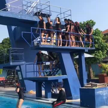 Pelatihan pramugari untuk pendaratan di air