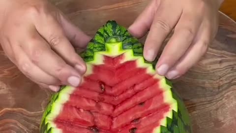 Have you ever seen cutting watermelon like this?