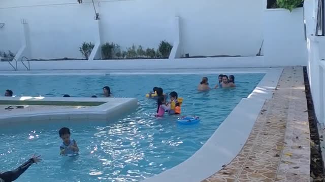 Enjoying the swimmingpool