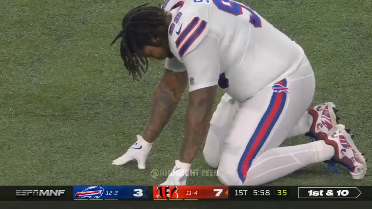 HCNN- Damar Hamlin passed out on Field & was given CPR (CARTED OFF FIELD IN AMBULANCE)