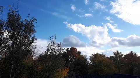 Himmel in Berlin am 8.10.2022 um 15:30 Uhr