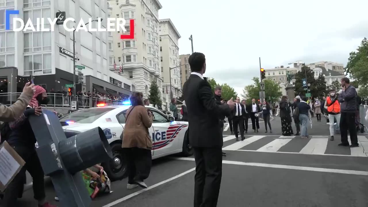 Biden voter "F*CKING HELL": Attendee is fed up with the loud protestors outside the White House