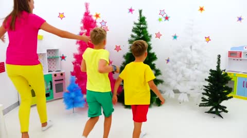 Vlad and Niki pretend play and decorate the Christmas tree