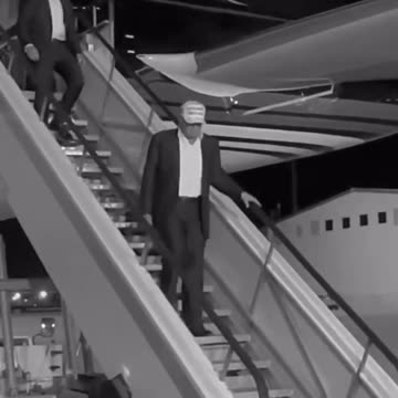 President Trump Wheels Down in Iowa - 10/01/23 2:47 am