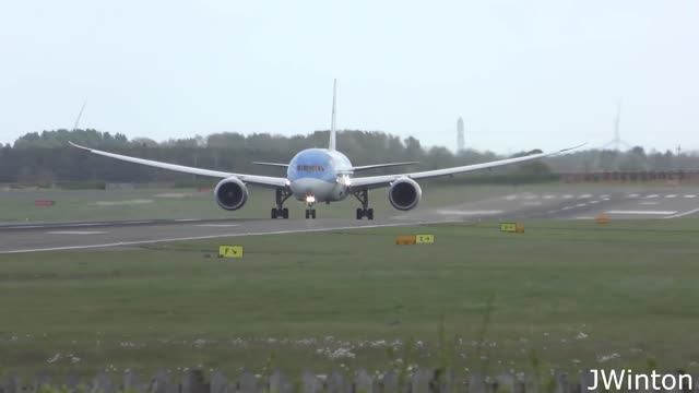 Extreme LANDINGS and TAKEOFFS in Newcastle Airport